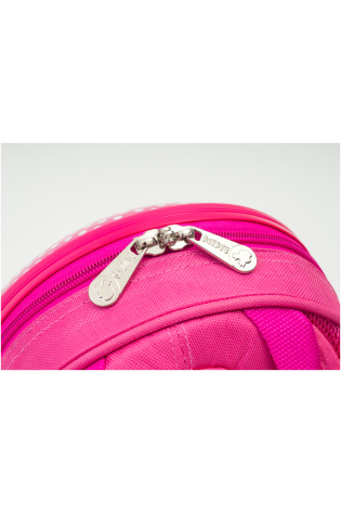 A zipper on a pink KIDS LUGGAGE BAG.